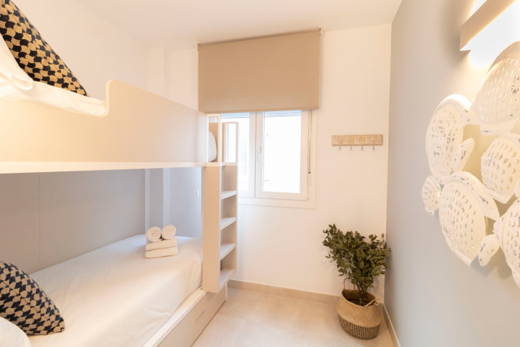 Una de les habitacions amb llitera de l'Apartament 3 Dormitoris Superior, amb una decoració impecable