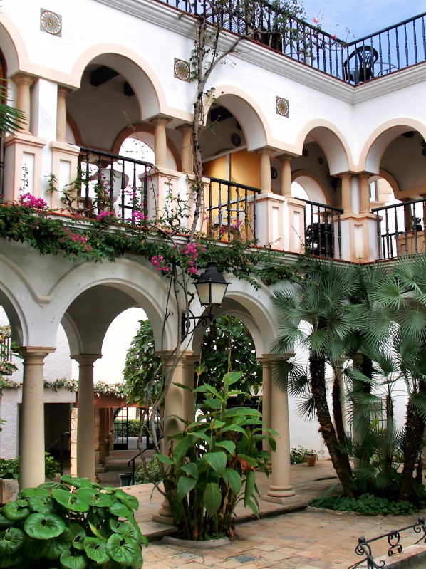 Arquitectura y patios típicos del pueblo de Roc de San Gaietà, en Tarragona