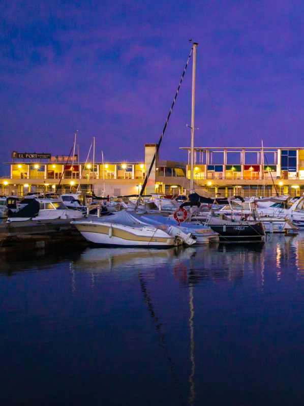 Fotografía nocturna del puerto de Segur de Calafell