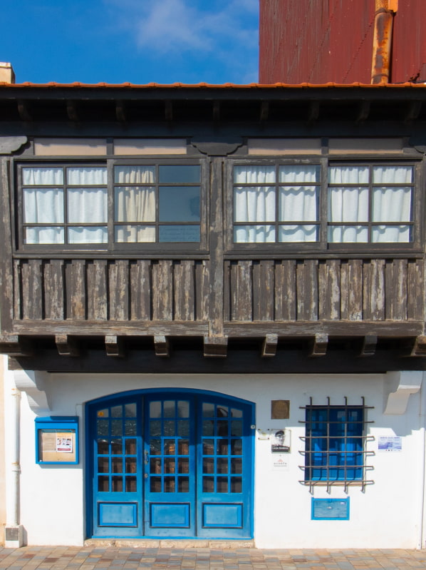 Fachada del Museo Casa Barral, con bonitos detalles mediterráneos