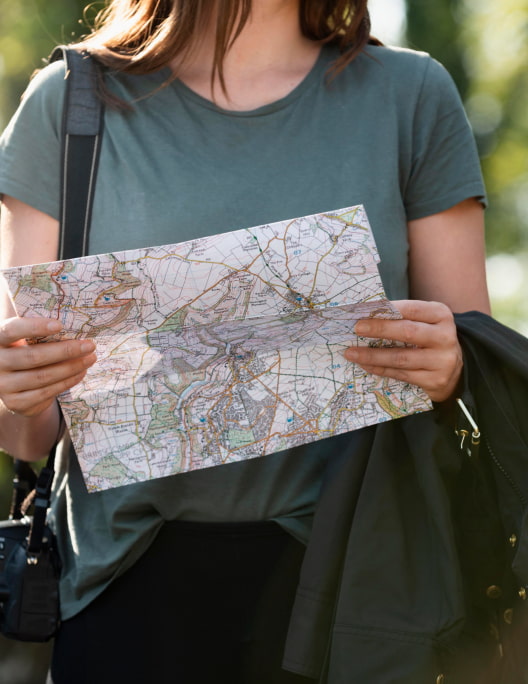 Persona de turismo sosteniendo un mapa en las manos