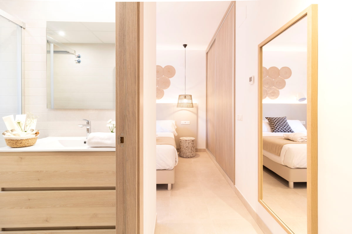 Room with en-suite bathroom. Modern aesthetics and functional design.