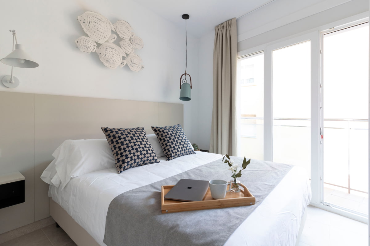 Double bedroom with decor combining blue and sandy tones, offering a very bright atmosphere.