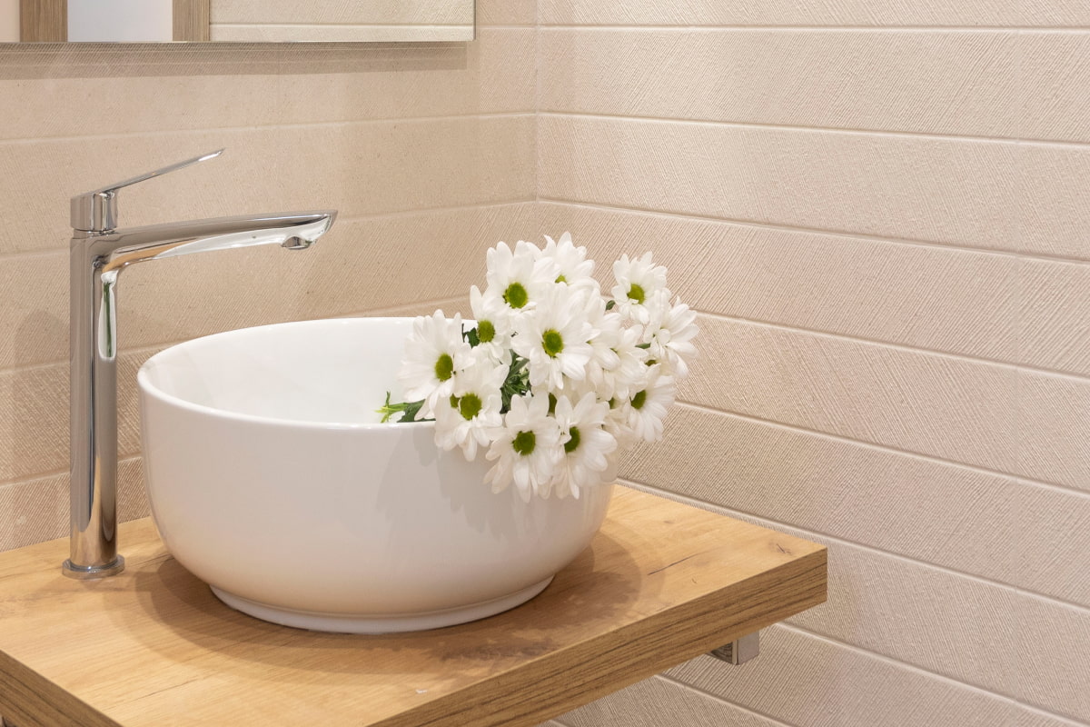 Countertop washbasin and modern mirrors in the bathroom of one of our apartments in Calafell.