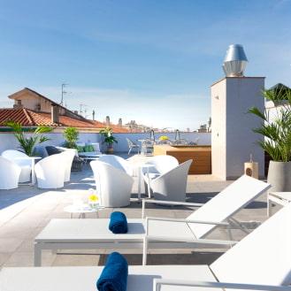 General view of the solarium area at Calafell Home Apartments, with the jacuzzi in the background.